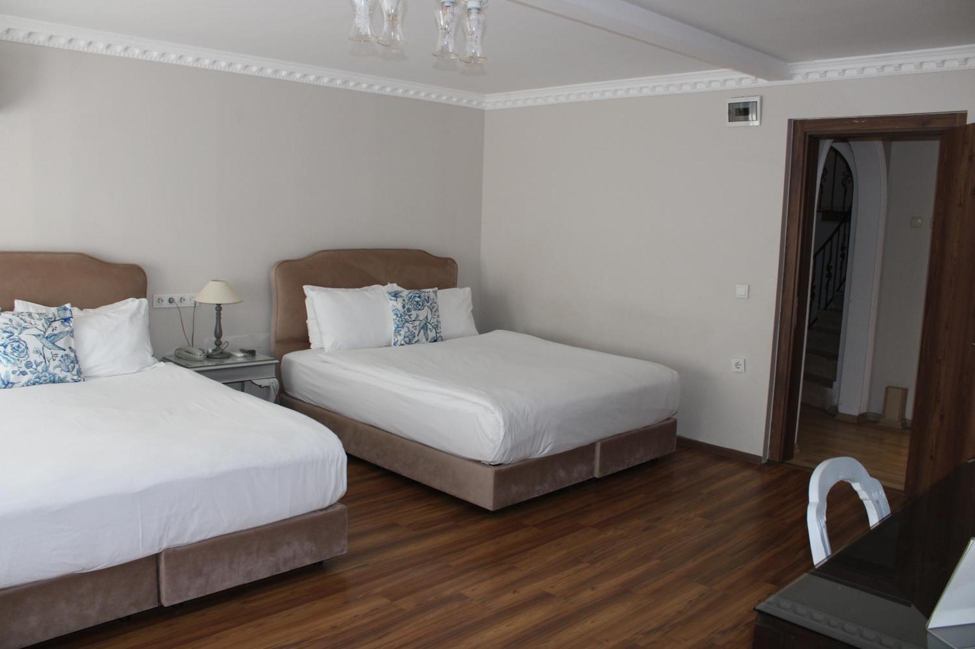 מלון Blanche & Garden Pool 3*